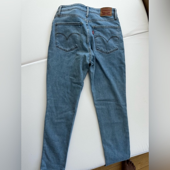 Levi’s High Rise - Picture 2 of 3